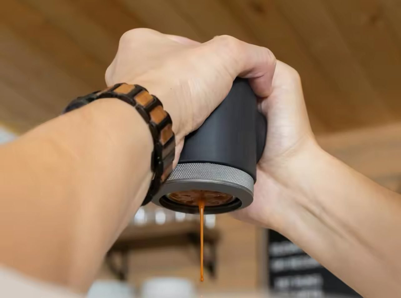 ⁦ماكينة وكاكو المحمولة لصنع الإسبريسو بيكوبريسو Wacaco Picopresso للقهوة المطحونة + شنطة حماية⁩ - الصورة ⁦5⁩