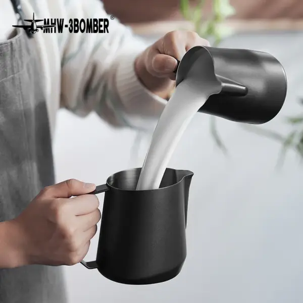 ⁦MHW GT Milk Pitcher 600ml Matte Black U-shape spout⁩ - الصورة ⁦2⁩