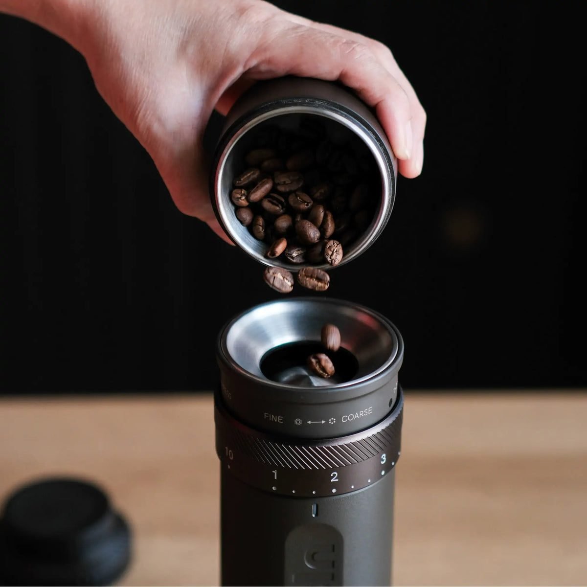 OutIn Fino Portable Electric Coffee Grinder - الصورة 9