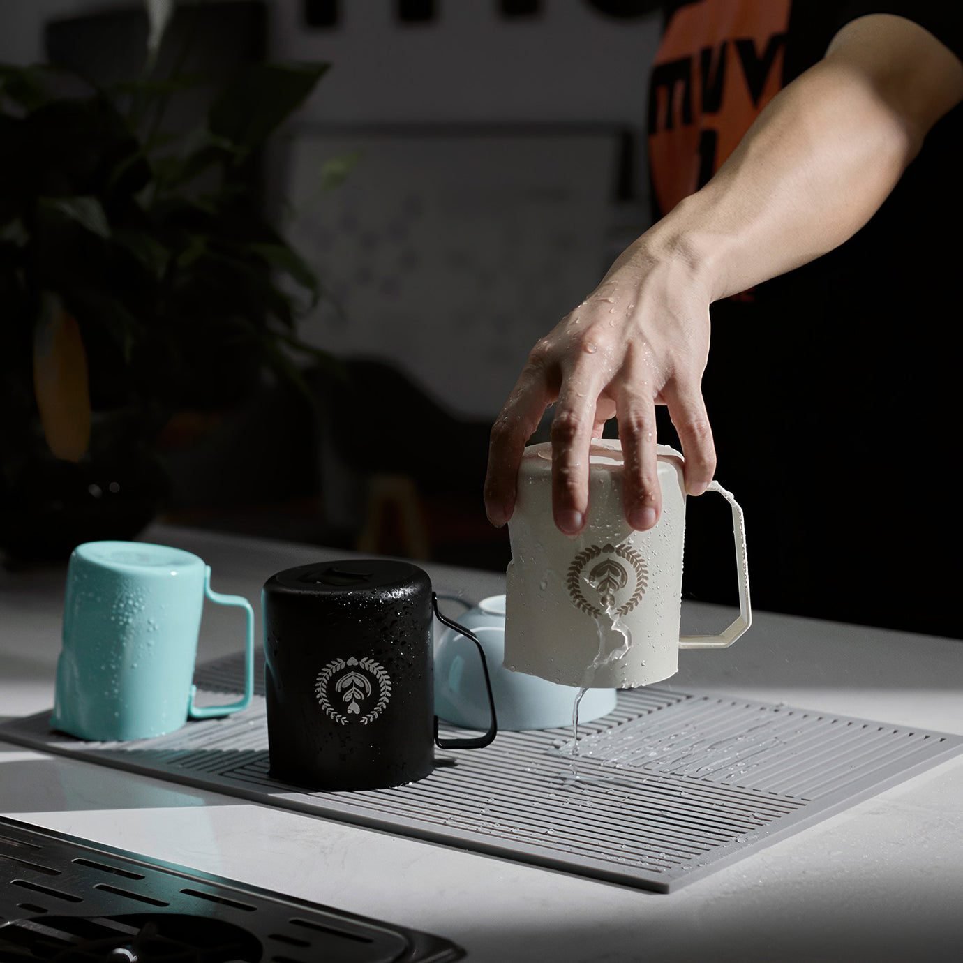 ⁦MUVNA Silicone Bar Mat Coffee Cup Draining Matt⁩ - الصورة ⁦3⁩