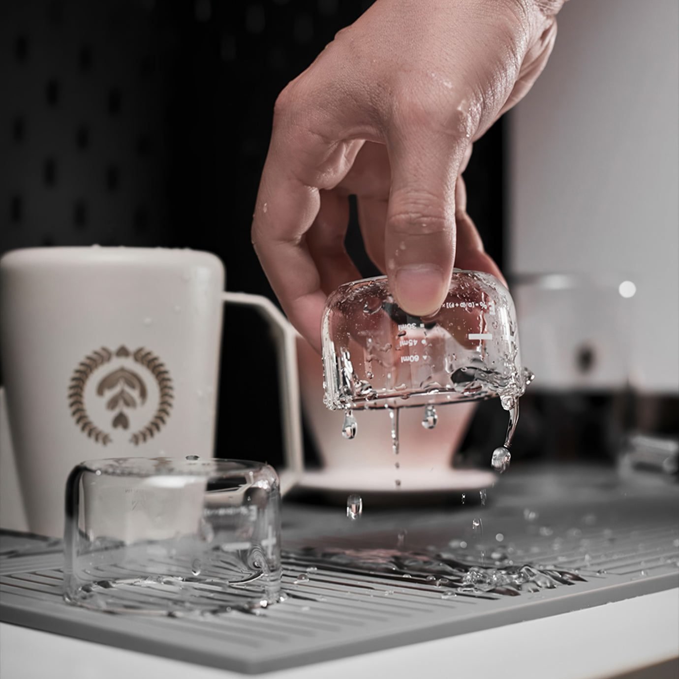 ⁦MUVNA Silicone Bar Mat Coffee Cup Draining Matt⁩ - الصورة ⁦5⁩