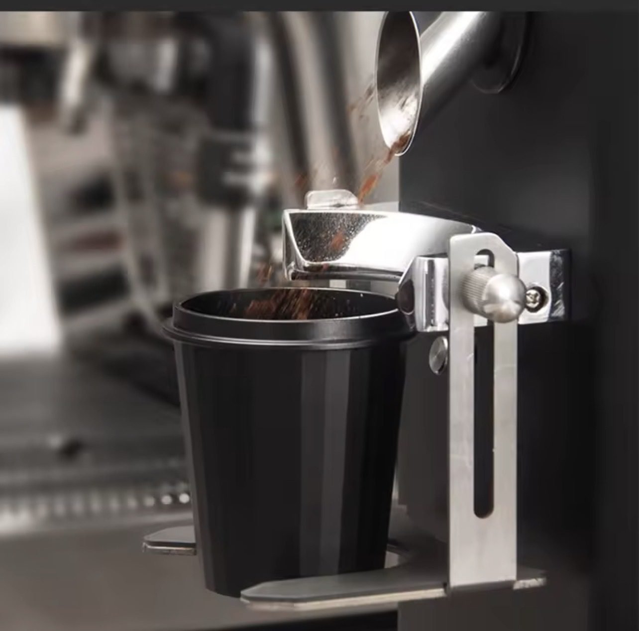 ⁦MUVNA - Dosing Cup black - Aluminum 58mm⁩ - الصورة ⁦4⁩