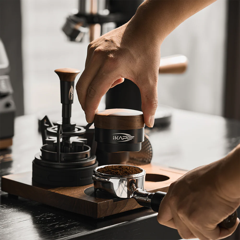 IKAPE Coffee Distributor, Espresso Gravity Distributor(Wooden Handle,Black Base) 58.35mm - الصورة 3