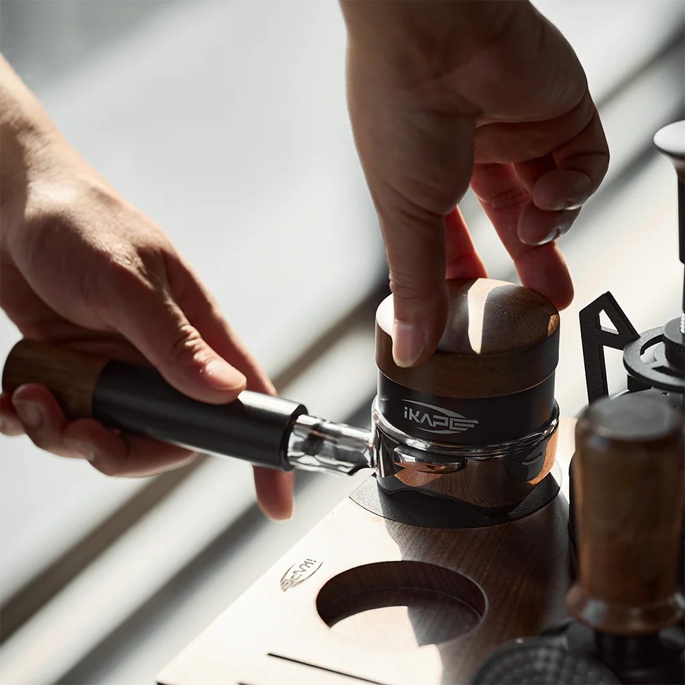 IKAPE Coffee Distributor, Espresso Gravity Distributor(Wooden Handle,Black Base) 58.35mm - الصورة 4