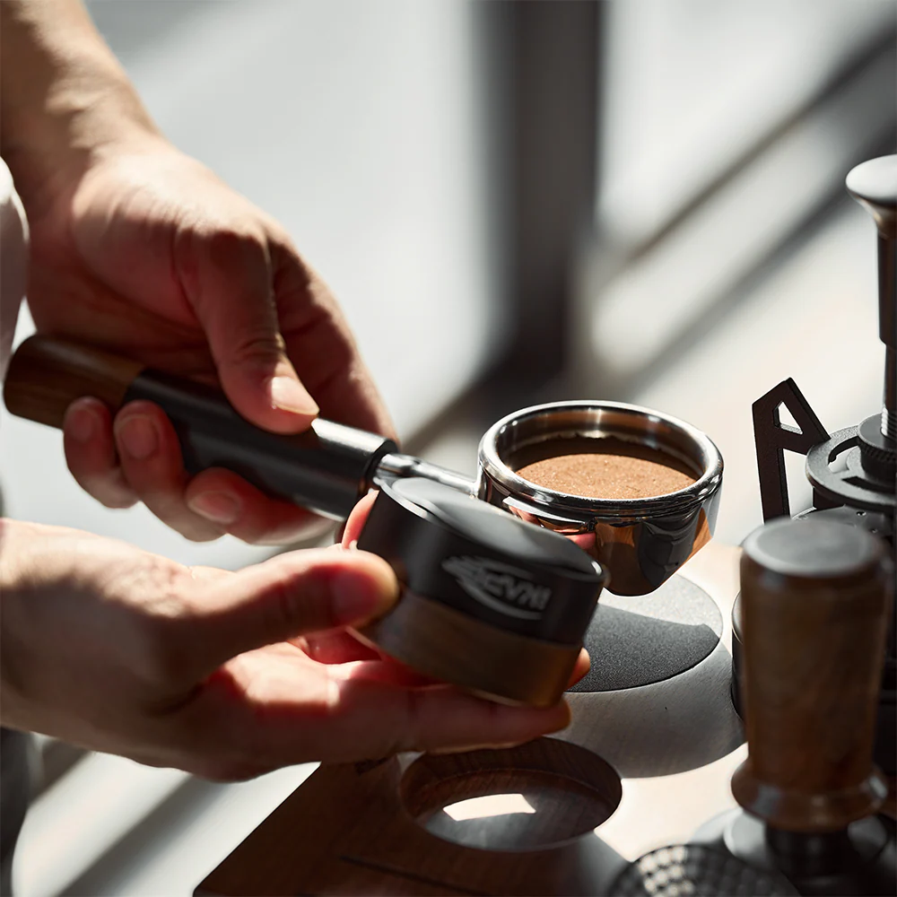 IKAPE Coffee Distributor, Espresso Gravity Distributor(Wooden Handle,Black Base) 58.35mm - الصورة 5