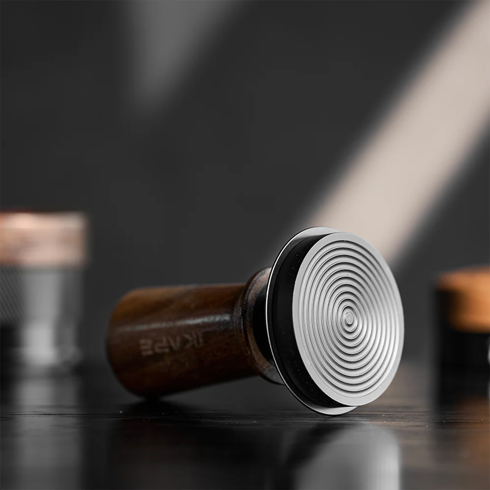 ⁦IKAPE V3 Calibrated Coffee Tamper(Wooden Handle,Black Base) 58.5 mm⁩ - الصورة ⁦2⁩