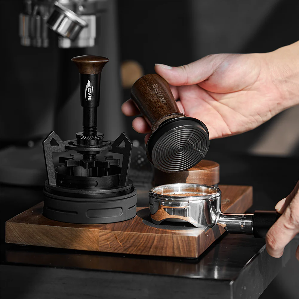 ⁦IKAPE V3 Calibrated Coffee Tamper(Wooden Handle,Black Base) 58.5 mm⁩ - الصورة ⁦3⁩