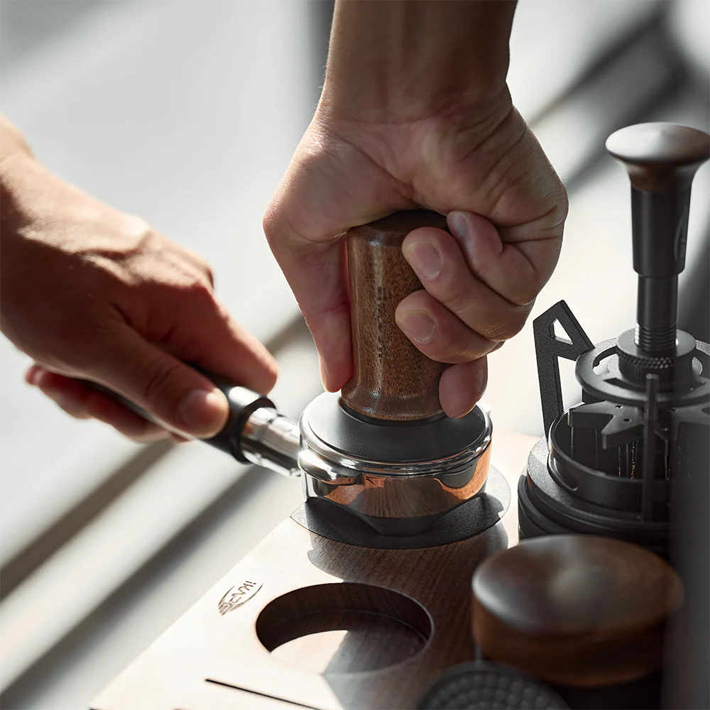 ⁦IKAPE V3 Calibrated Coffee Tamper(Wooden Handle,Black Base) 58.5 mm⁩ - الصورة ⁦4⁩
