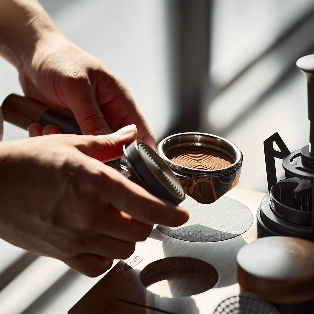 ⁦IKAPE V3 Calibrated Coffee Tamper(Wooden Handle,Black Base) 58.5 mm⁩ - الصورة ⁦6⁩