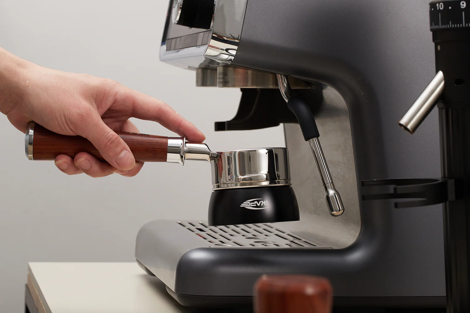 ⁦IKAPE V2 Espresso Magnetic Dosing Funnel58 mm⁩ - الصورة ⁦4⁩