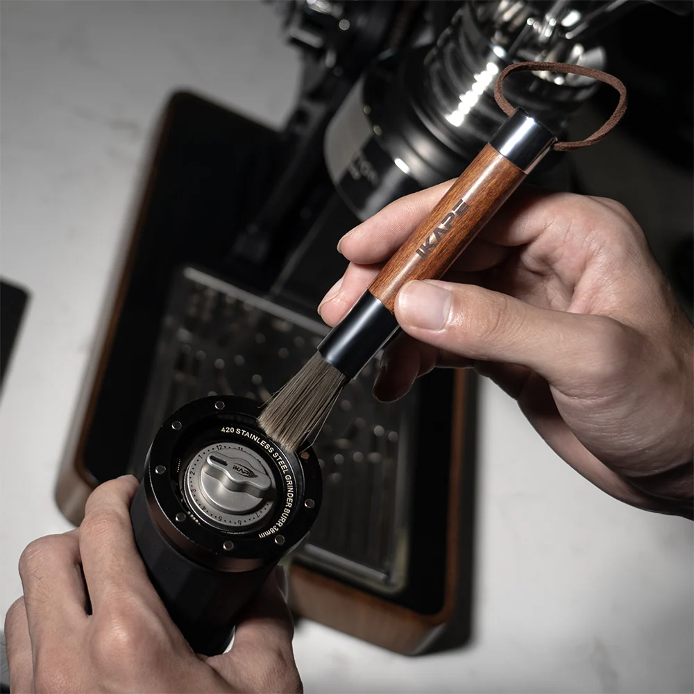 ⁦IKAPE Espresso Walnut Wood Handle Clean Brush⁩ - الصورة ⁦5⁩